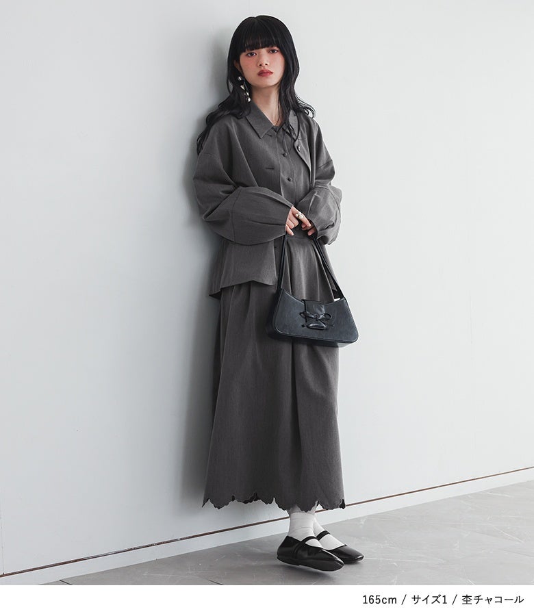 杢チャコールのランタンスリーブジャケットとスカラップ刺繍ワンピースのセットに黒のハンドバッグとパンプスをあわせた、落ち着きのあるクラシカルなオケージョンスタイル。