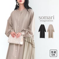 両脇に異素材のシフォンプリーツを切り替えたサイドプリーツフリルシャツワンピース。クラシカルなバンドカラーと優美なAラインシルエットが、1枚着るだけで洗練された大人の華やぎを演出してくれます。