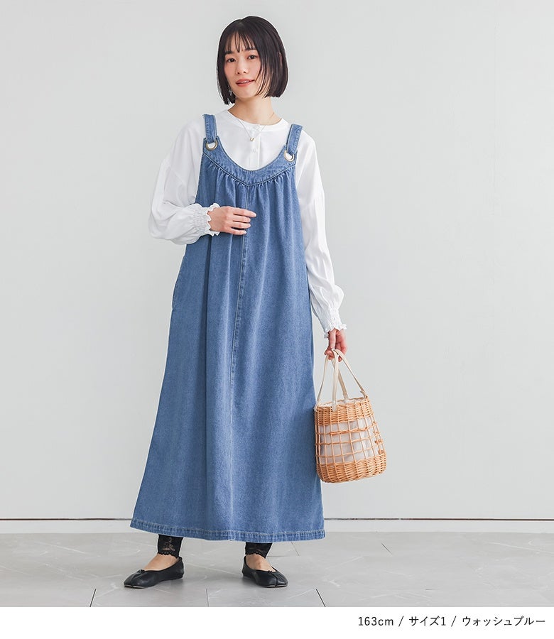 ウォッシュブルーのデニムサロペットスカートに白のふんわりブラウスとカゴバッグを合わせた春の休日お出かけコーデ。明るいデニムカラーとやわらかなギャザーデザインが、爽やかでフェミニンな雰囲気を演出します。
