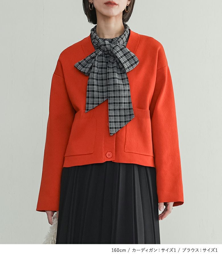 ボンディングプリーツスカート×リボンタイ付きブラウス×スポンジニット