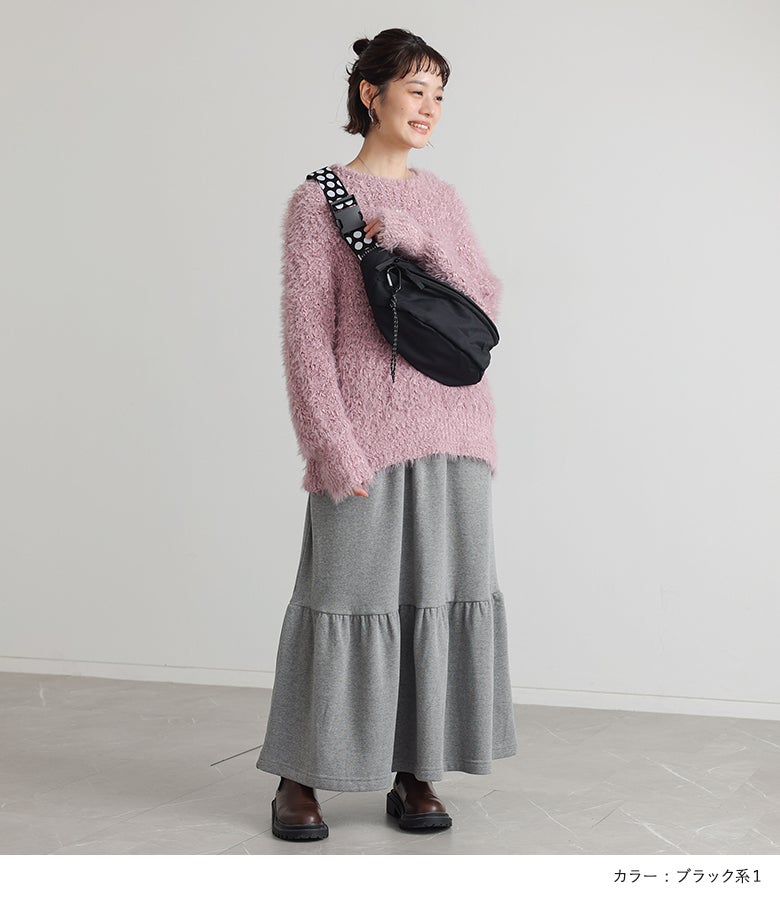 ブラック系1（ドット柄ベルト）のボディバッグに白Tシャツとアイボリーのパンツを合わせた、大人可愛く爽やかな夏のデイリーカジュアルコーデ。