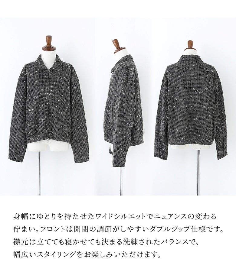 身幅にゆとりを持たせたワイドシルエットで開閉の調節がしやすいダブルジップ仕様。襟元は立てても寝かせても決まる洗練されたバランスで、インナーに合わせた多彩な襟元のスタイングを楽しめます。