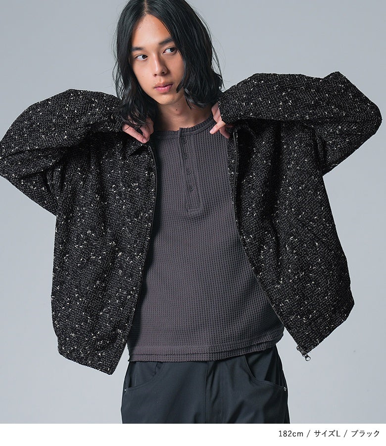 ブラックのメッシュボンディングジャケットとサーマルカットソーのスタイリング。ダブルジップや襟元の立ち上がりでシルエットを変えられ、タウンユースから夜のお出かけまで幅広く対応します。