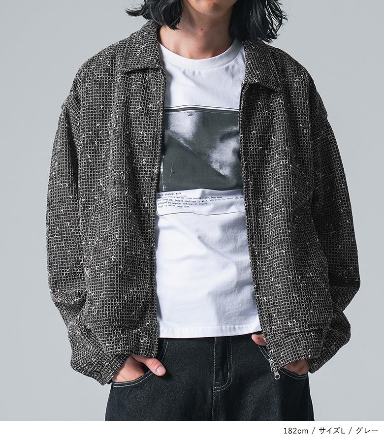 グレーのメッシュボンディングジャケットとプリントTシャツを合わせた春夏のきれいめカジュアルスタイル。表情豊かなメッシュ生地の質感がシンプルなインナーを引き立て、デイリーの街着やドライブシーンで重宝します。