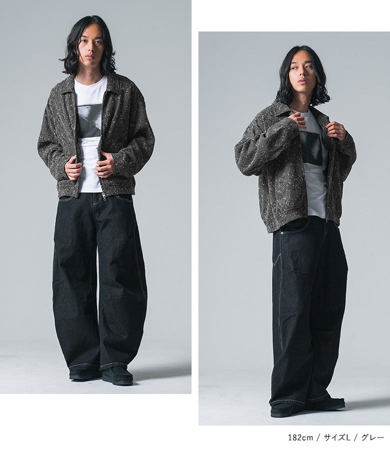 グレーのメッシュドリズラージャケットにグラフィックTシャツとブラックワイドパンツを合わせたこなれ感のあるメンズコーデ。ゆったりとしたオーバーサイズシルエットで、トレンド感のあるストリートスタイルを楽しめます。