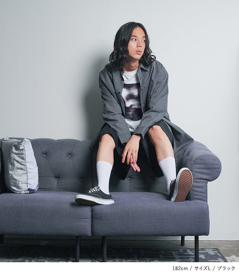 ブラックのグラフチェック長袖シャツにグラフィックTシャツとワイドハーフパンツを合わせた、リラックス感漂うメンズ休日コーデ。