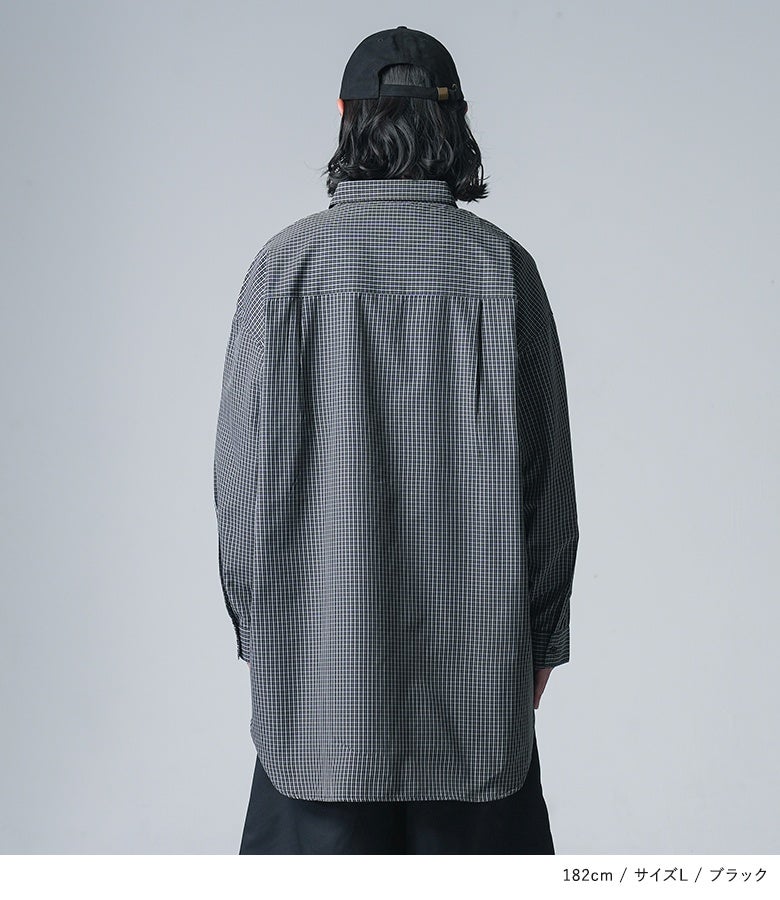 後ろ丈が長めのラウンドヘムデザインを採用したチェック柄シャツ。ヒップ周りを自然にカバーしつつ、こなれたバックシルエットを演出します。