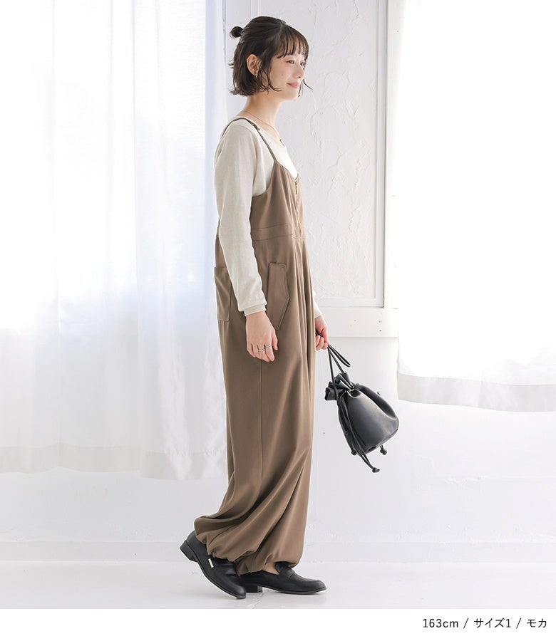 モカのフロントジップキャミサロペットにアイボリーニットと黒のローファー・巾着バッグを合わせた、カフェ巡りやショッピングにぴったりな大人きれいめコーデ。