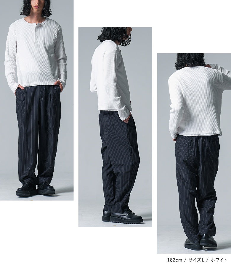 白の長袖ワッフルカットソーにストライプ柄ワイドパンツと革靴を合わせたメンズスタイル。すっきりとしたカットオフの裾がパンツのシルエットを引き立てる洗練された休日コーディネート。
