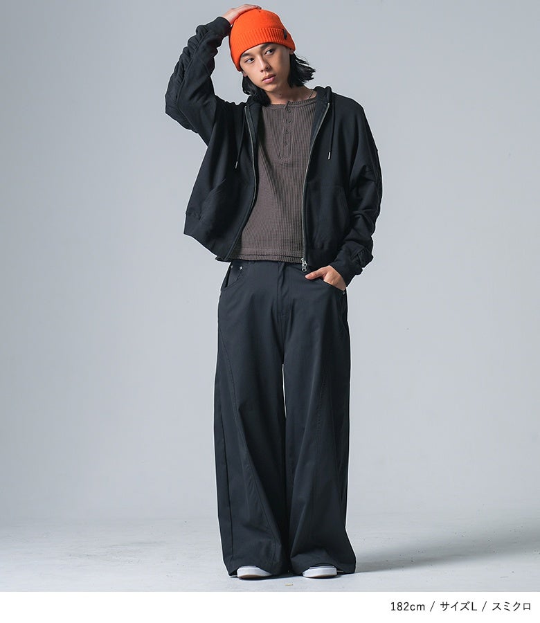 スミクロの長袖ワッフルヘンリーネックTシャツに黒のフルジップパーカーとワイドパンツを合わせたダークトーンのメンズ重ね着スタイル。アクセントのニット帽が映える秋のストリートコーデ。