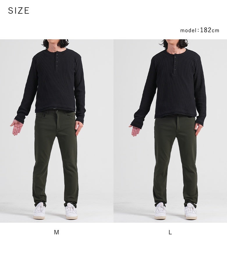 ブラックのワッフルヘンリーネックカットソーのMサイズ・Lサイズ着用比較。ショート丈のすっきりとしたシルエットと着丈のバランスが確認できます。
