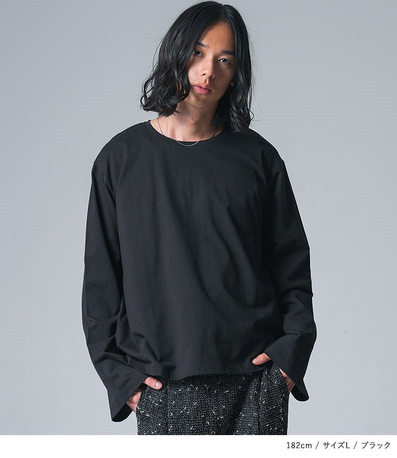 ブラックのショート丈ワイドスリーブカットソーにメッシュ柄ワイドパンツを合わせた、都会的なモードスタイル。すとんと落ちる袖のドレープ感が全体のシルエットにニュアンスを与え、こなれた大人の装いを演出します。