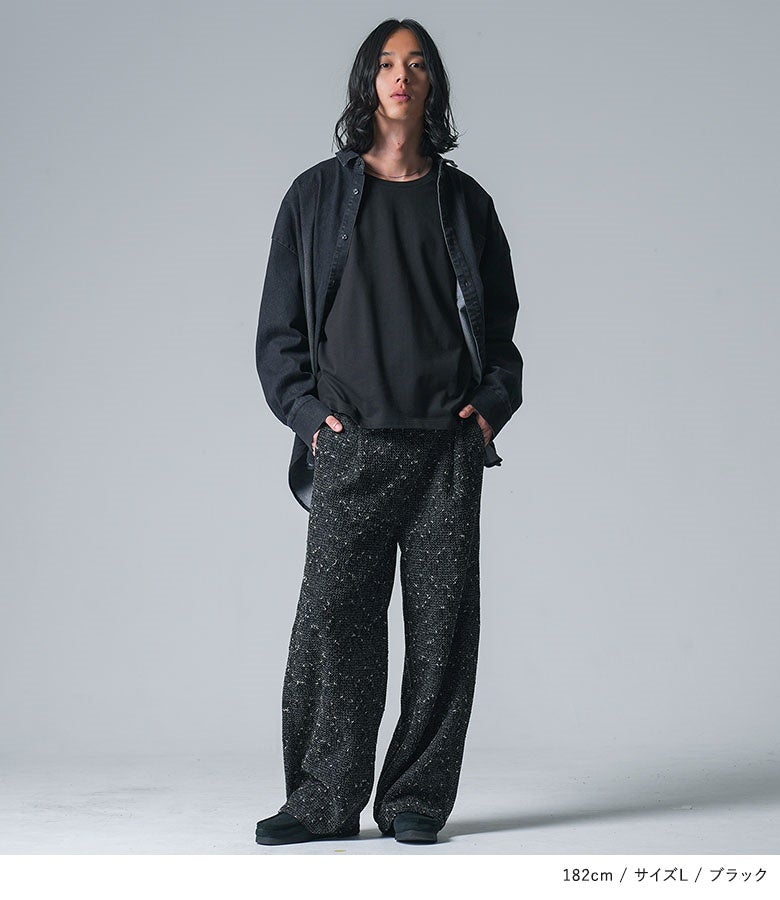 ブラックのショート丈カットソーに黒の羽織りとメッシュワイドパンツを合わせたシックなモードカジュアル。腰回りがすっきり決まる丈感と印象的なワイドスリーブが、洗練された大人のワントーンスタイルを演出します。
