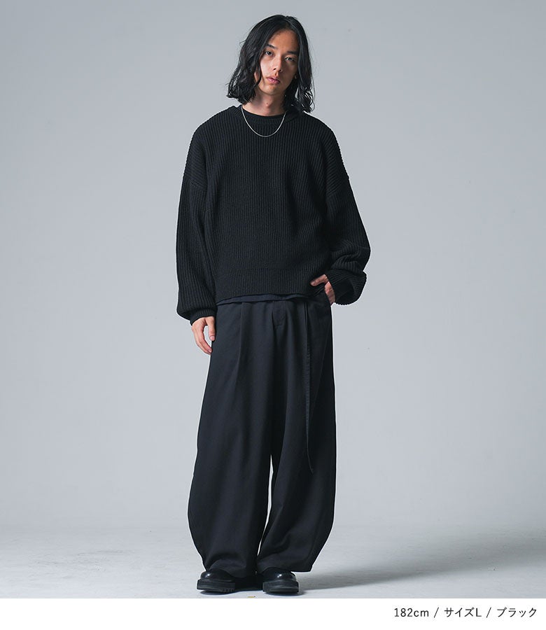 ブラックのショート丈畦編みニットに黒のワイドスラックスを合わせた洗練されたオールブラックコーデ。シックな雰囲気でタウンユースや秋デートにもおすすめです。