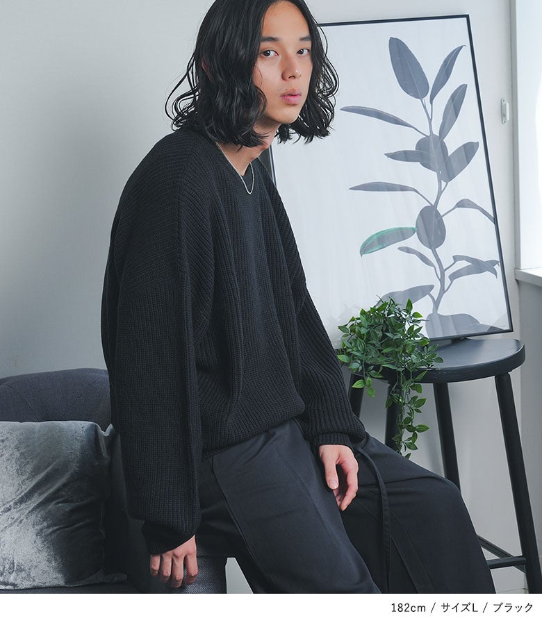 リラックス感のあるブラックのワイドニットを取り入れたカフェや休日のお出かけコーデ。程よい抜け感と快適な着心地でロングシーズン着用できます。