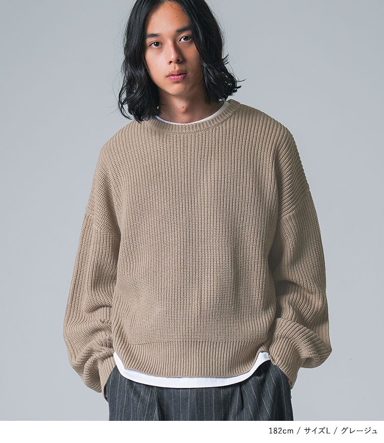 グレージュのショート丈畦編みニットに白Tシャツを重ね着した大人カジュアルコーデ。落ち着いたカラーリングと立体感のあるニット素材が秋冬の日常着やショッピングに映えます。