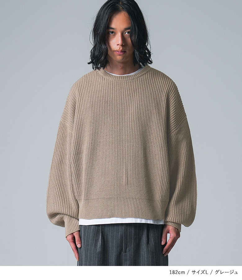 丸みのある立体的な袖ラインと裾のリブ切り替えがアクセントになるグレージュのあぜ編みニット。どんなボトムスともバランス良く決まるショート丈デザインです。