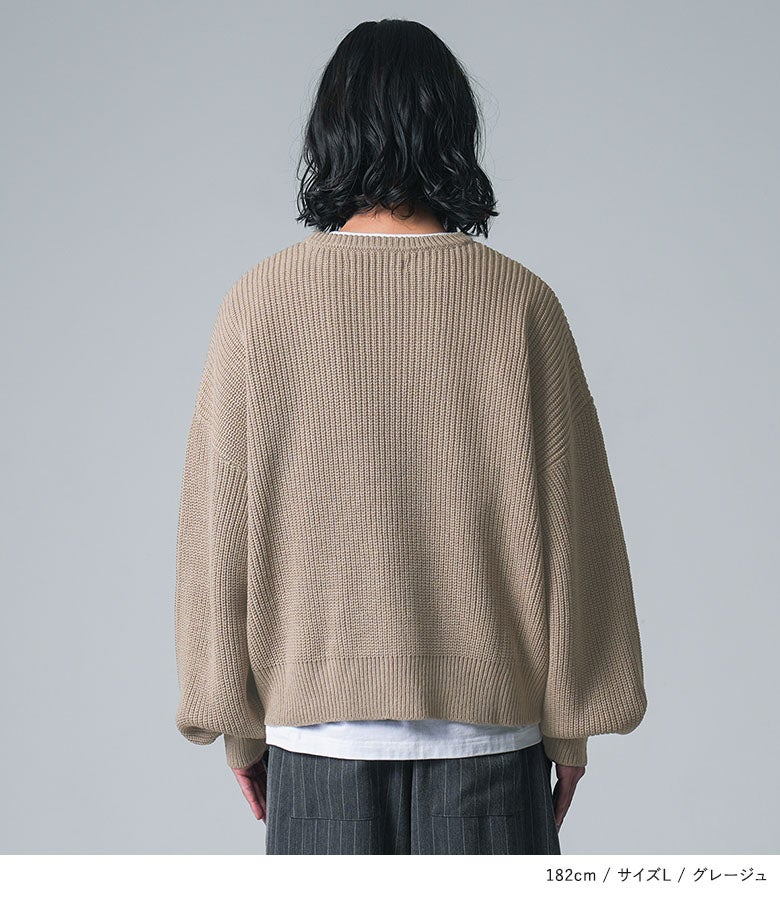 身幅を広く設定したワイドシルエットながら、すっきりとした着丈でバランスの取れた後ろ姿を演出。グレージュの優しい色合いが上品な大人っぽさを惹き立てます。