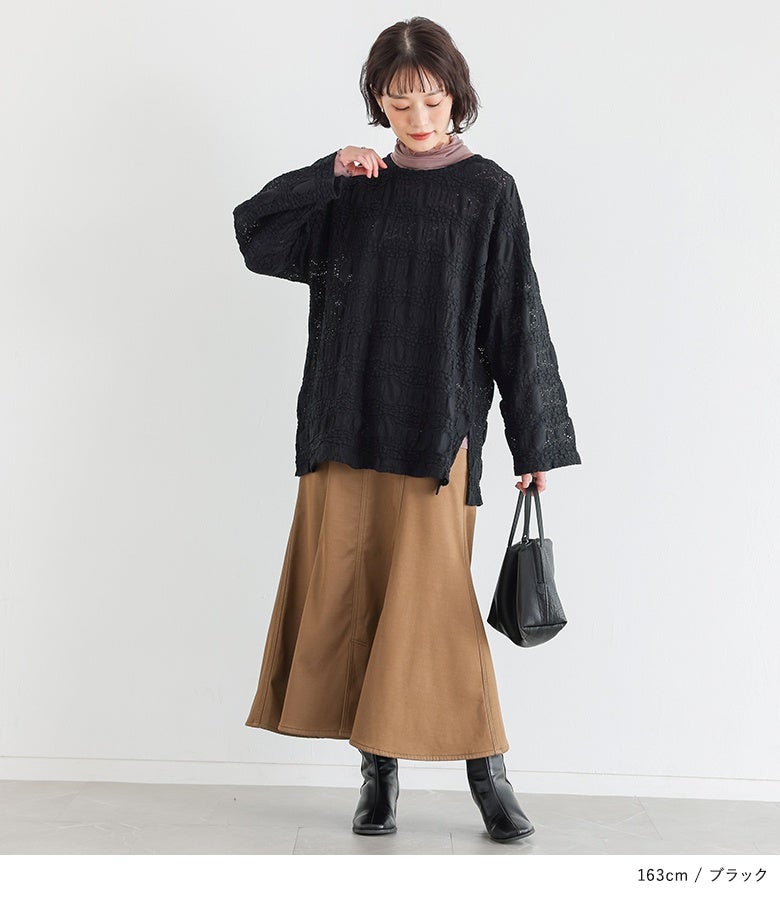 ブラックの総レーストップスにキャメルのフレアスカートと黒ブーツをあわせたきれいめスタイル。上品なシアー感とゆったりとしたシルエットが、大人の魅力を引き立てる立ち姿を叶えます。