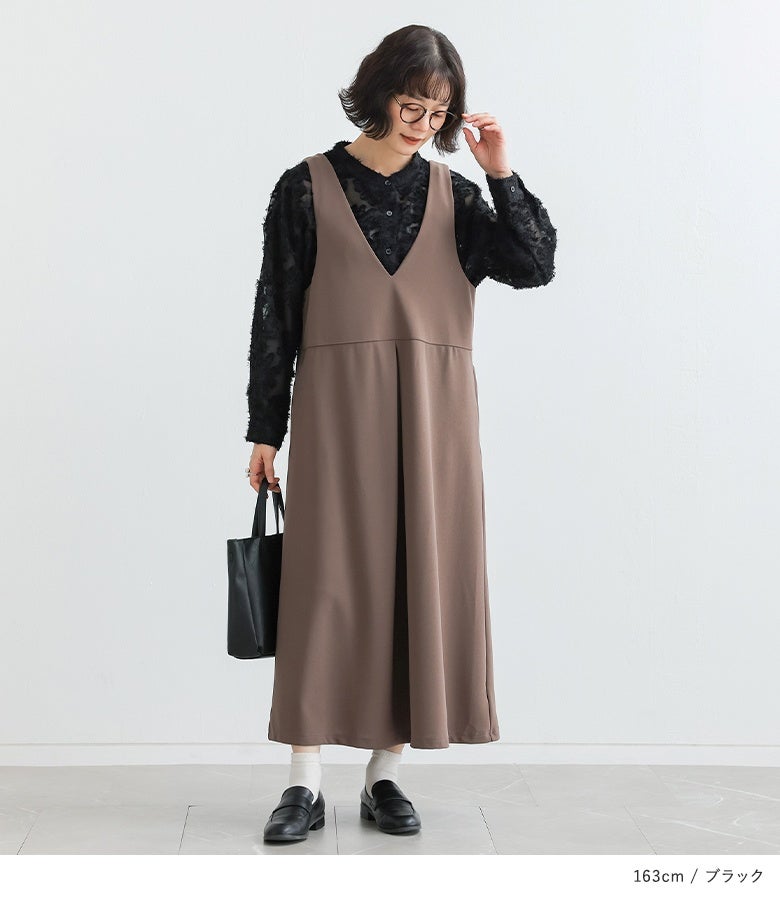 ブラックのカットジャカードシャツにブラウンのフレアジャンパースカートをあわせた洗練のレイヤードコーデ。毛足のあるレース風のシアー素材が重たくなりがちな秋スタイルに軽やかな品を与えます。