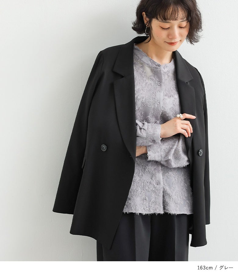 グレーのカットジャカードシャツに黒のダブルジャケットを羽織ったスタイリッシュな装い。かっちりとしたジャケットから繊細なシアー素材を覗かせることで、着こなしに大人のこなれ感をプラスします。