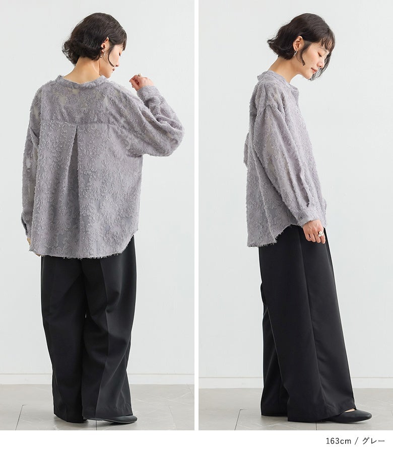 グレーのカットジャカードシャツに黒のタックワイドパンツをあわせたシックな装い。絶妙な裾の前後差と背中のタックが生み出す美しい立体フォルムが、サイドや後ろ姿まで抜かりなくエレガントに魅せます。