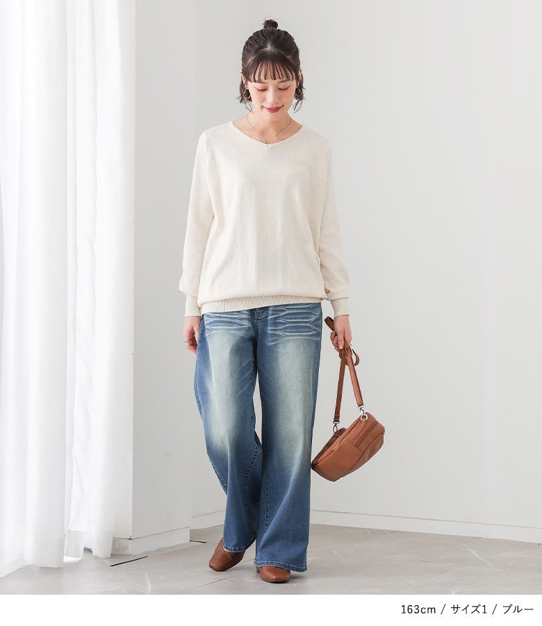 ブルーのストレッチストレートデニムにオフホワイトのVネックニットをあわせたシンプルカジュアル。腿周りのブラスト加工が立体感を生み、すっきり綺麗なストレートラインを際立たせます。