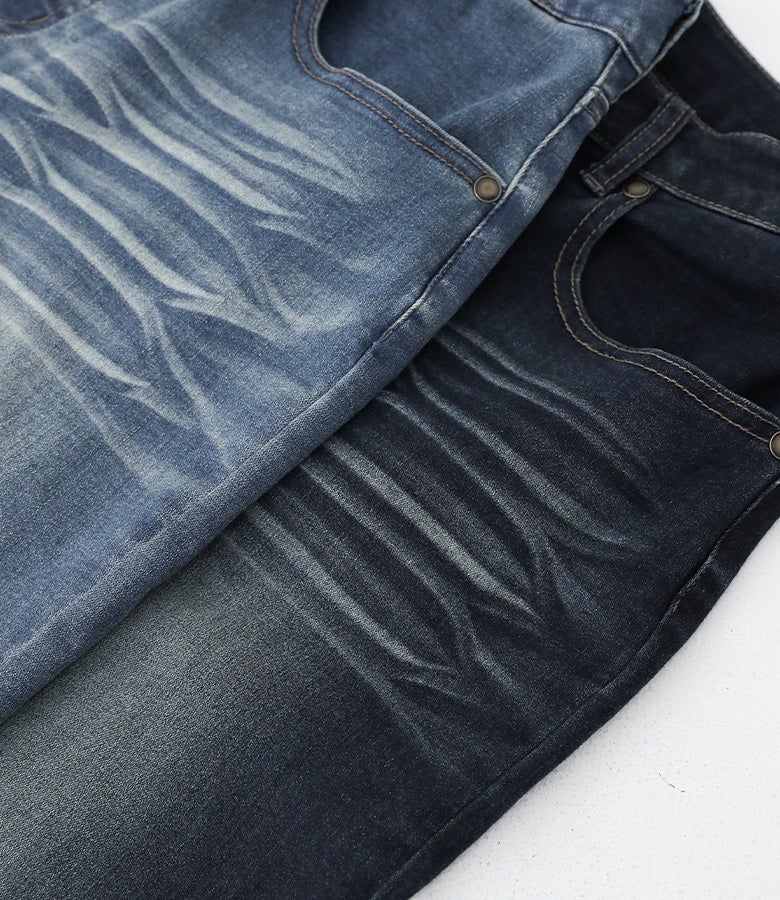ブルーとネイビーそれぞれの表情を楽しめる立体的なヴィンテージ加工。ヒップや太もも周りに配されたブラスト加工が、脚全体にメリハリを与えて美脚見えを後押しします。