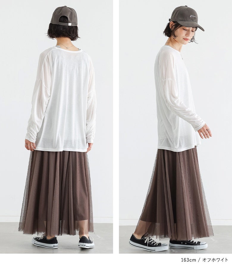 ゆったりとしたシルエットで体型カバーも叶うオフホワイトのシアープルオーバー。軽やかな透け感と落ち感のある上品な着こなしを演出します。