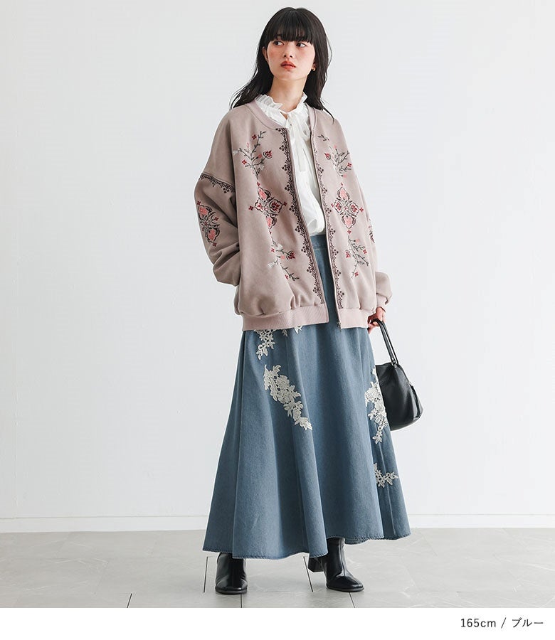 モチーフレースデニムスカートに刺繍入りブルゾンと白ブラウスを合わせた大人の着こなし。軽やかなブルーデニムとモチーフレースの組み合わせが、アウターを羽織ったスタイルにも華やかなアクセントを効かせます。
