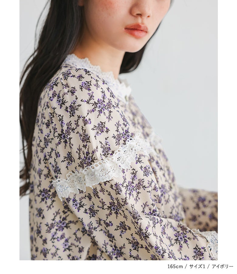 アイボリーの小花柄にパープルの配色と白いレーステープが映えるレトロブラウス。顔周りをパッと明るく見せる可憐なデザインで、女性らしい柔らかな着こなしを楽しめます。