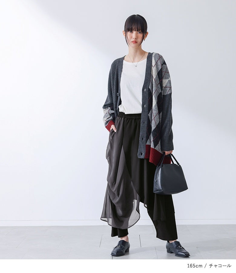 アーガイル柄カーディガンにチャコールのシフォン重ねサルエルパンツと革靴を合わせた大人モードな休日スタイル。個性を引き立てる異素材ドレープデザインが、ショッピングやカフェ巡りなどのタウンユースでおしゃれに映えます。