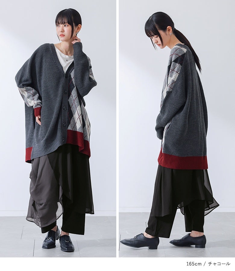 ゆったりとしたオーバーサイズカーディガンと合わせても重くならず、アシンメトリーな透け感シフォンが軽やかな足元を作り出す秋冬のレイヤードスタイルです。