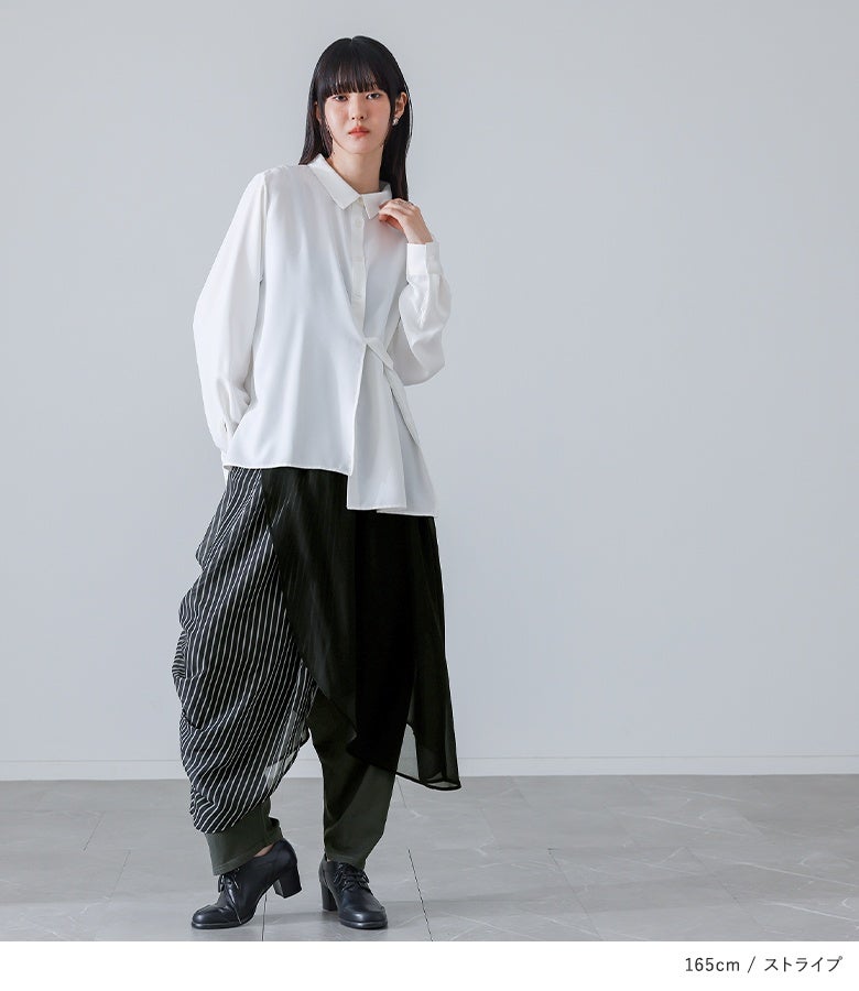 ストライプ柄のアシメドレープサルエルパンツに変形デザインの白シャツを合わせた、スタイリッシュな大人のモードスタイル。デイリーのお出かけからショッピング、イベントシーンまで周りと差がつく上品なレイヤードコーデを楽しめます。