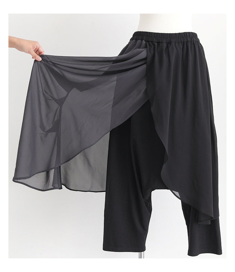 ふんわりと広がる贅沢なシフォンドレープの仕立て。アシメデザインが作り出す立体的な美しいドレープと透け感が、歩くたびにドラマチックで優雅な足元を演出するレイヤードサルエルパンツの魅力を引き立てます。