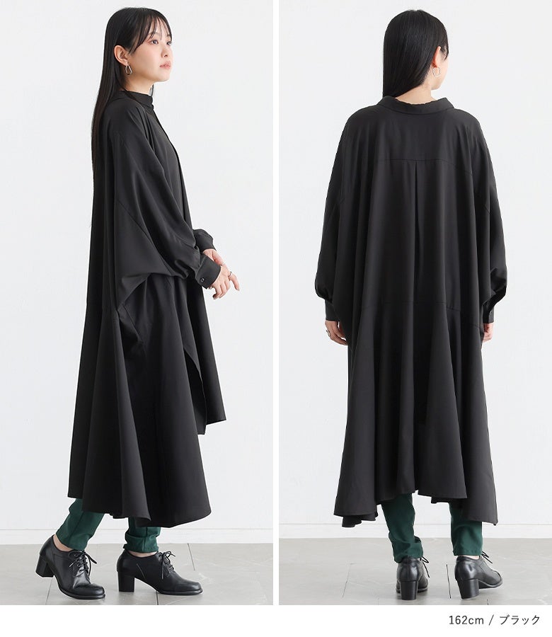 ブラックのドレープスキッパーワンピース。背中のタック使いとドレープから生み出される美しいボリューム感が、全方位どこから見てもエレガントで美しい立ち姿を演出します。