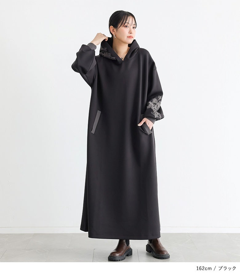 ブラックのモチーフ刺繍レースパーカーワンピースにショートブーツをあわせたシックな秋冬スタイル。着やせ効果のあるロング丈で大人っぽい洗練された装いに。
