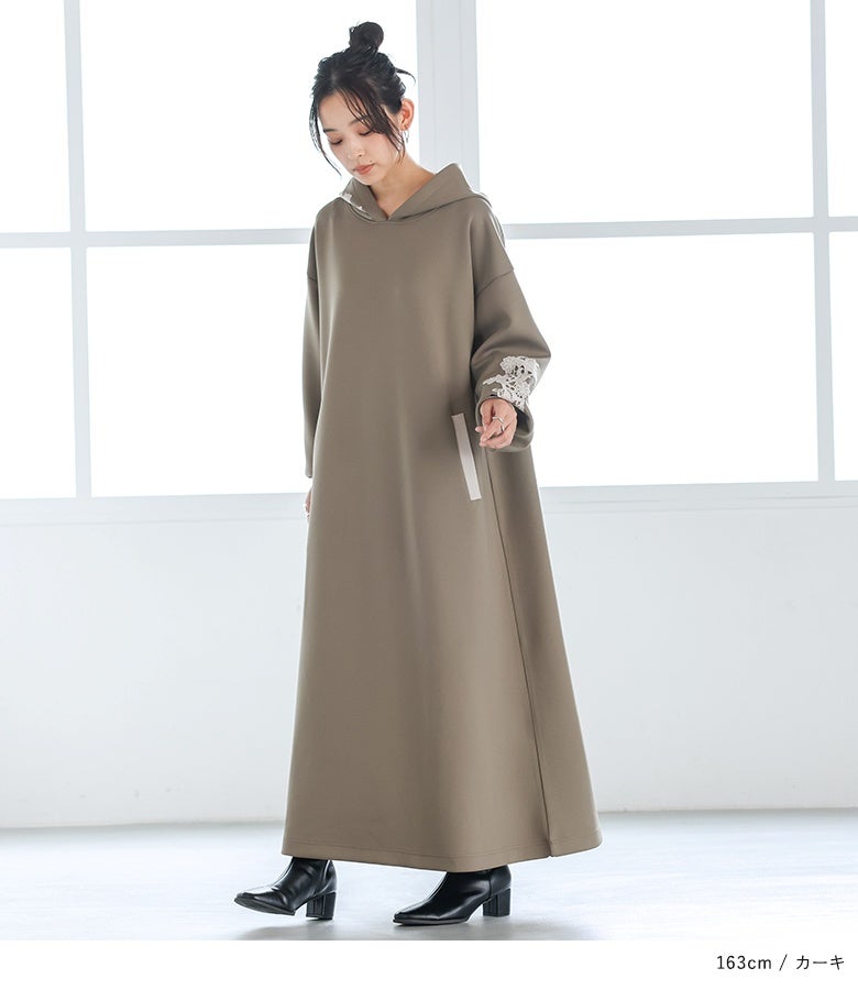 カーキのモチーフ刺繍レースパーカーワンピースに黒のショートブーツをあわせた落ち着きのある大人カジュアルコーデ。体型カバーも期待できるマキシ丈デザイン。
