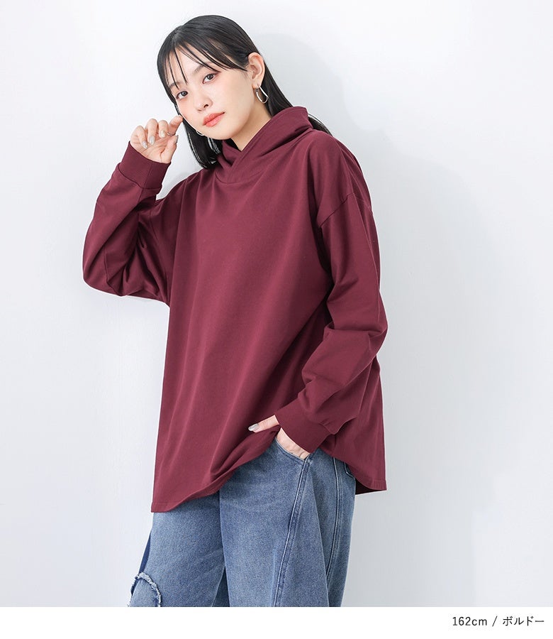 深みのあるボルドーの長袖カットソーに、パッチワーク風ワイドデニムパンツを合わせた、こなれ感あふれる秋の大人カジュアルスタイル。