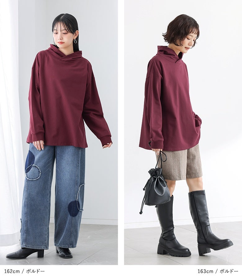 ボルドーのフーディーネックカットソーにワイドデニムやヘリンボーン柄ショートパンツ、ロングブーツを合わせた、上品さと遊び心を両立した秋のおしゃれコーデ。