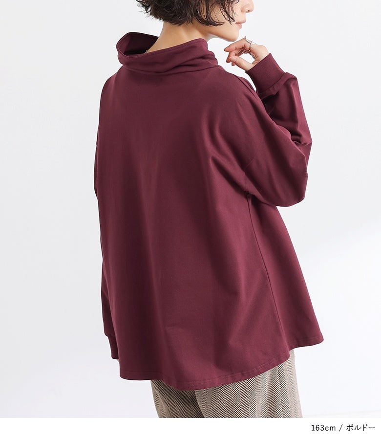ボルドーのフードレスカットソーにチェック柄ハーフパンツを合わせた、ショッピングやカフェ巡りにも重宝するきれいめラフスタイル。