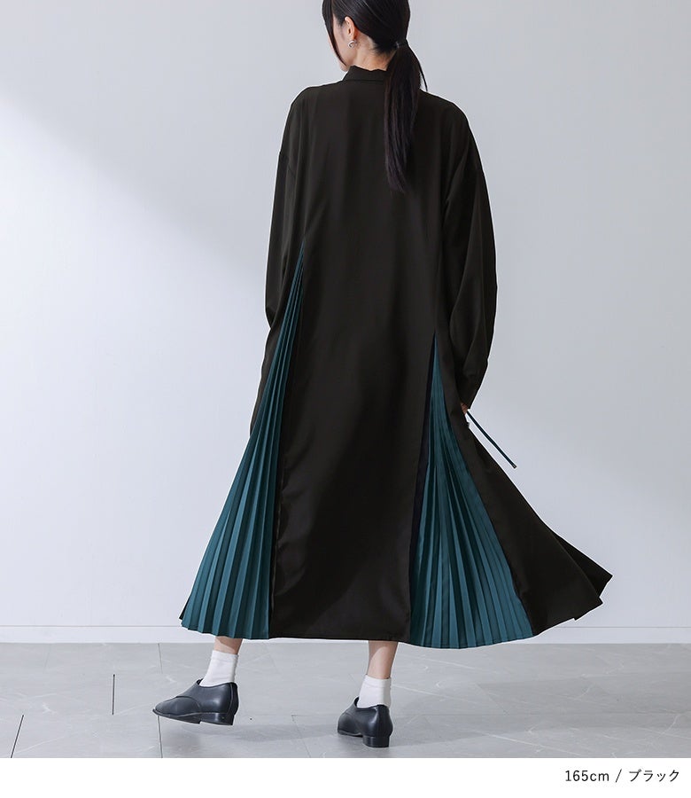 サイドから背面へとつながるプリーツ切替ライン。背面の切替から覗く配色プリーツが動くたびに軽やかな表情を見せ、後姿まで洗練されたドラマチックなスタイルへ導きます。