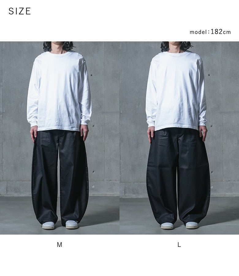 フェイクレザーバレルパンツのMサイズ・Lサイズ着用比較。適度なゆとりですっきり着こなせるMサイズと、よりワイドでモードなルーズ感が出るLサイズのシルエットの違いを比較できます。