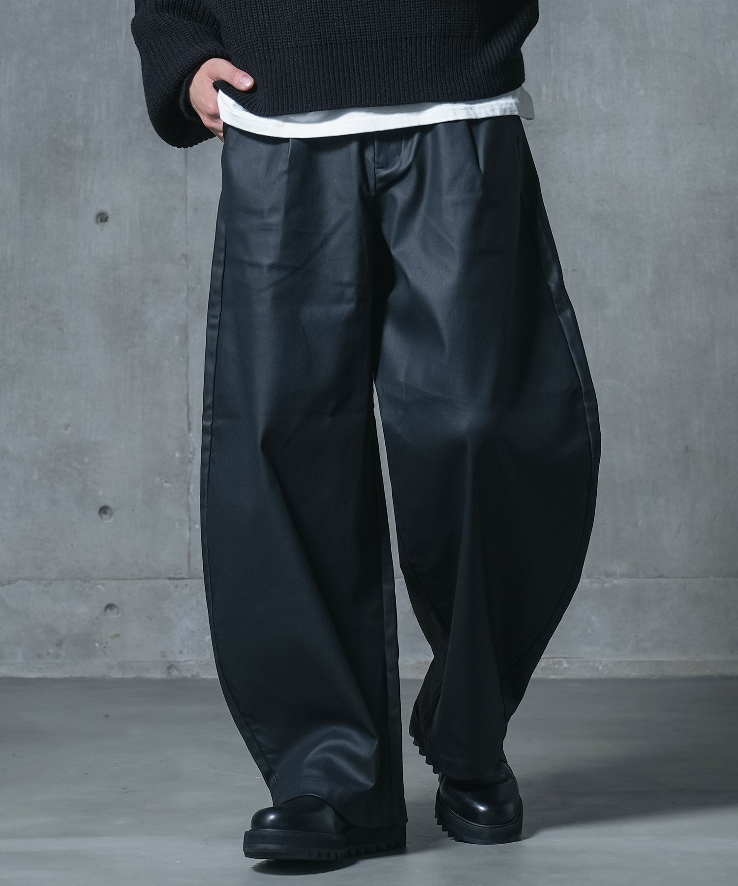 MDRフェイクレザーバレルレッグパンツ』