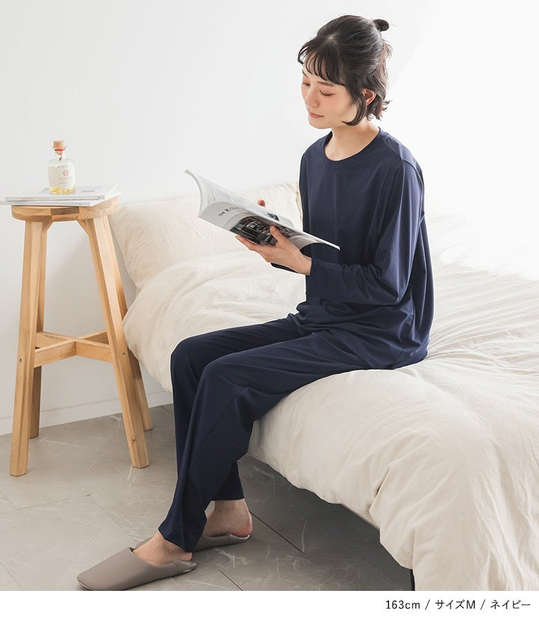 ネイビーのリカバリーウェア上下セット。身体を締め付けないゆとりあるサイジングと着るだけの疲労回復機能で、ベッドでのリラックスタイムを上質に演出します。