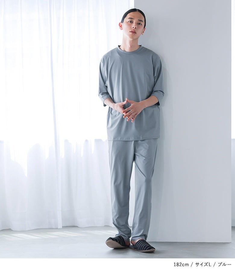 ブルーのリカバリーウェア上下をシンプルに着こなした清涼感のあるメンズおうち服スタイル。程よいゆとりがあるシルエットでストレスフリーに過ごせる、就寝時や休日リラックスにぴったりの部屋着です。