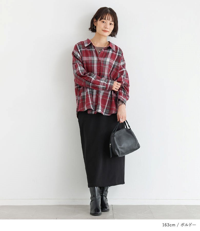 ボルドーの起毛チェックシャツ。温かみのあるチェック柄と黒のタイトスカートのコントラストが効き、すっきりスマートな大人カジュアルを完成させます。