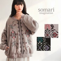 繊細な刺繍をあしらったオリジナルのフェイクスエードブルゾン。なめらかなスエード風生地に映える幾何学や植物調の刺繍柄とゆったりフォルムが、羽織るだけで大人のレトロモードな着こなしを叶えます。