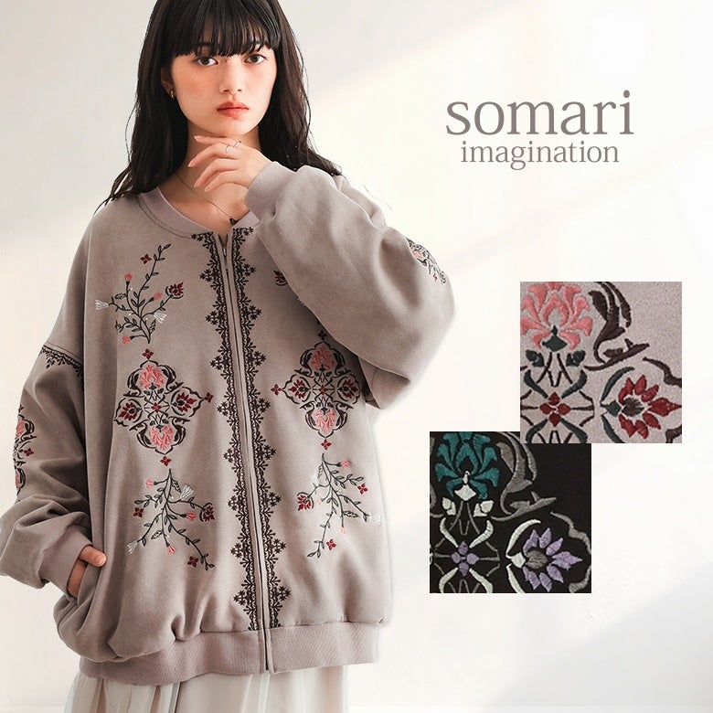 繊細な刺繍をあしらったオリジナルのフェイクスエードブルゾン。なめらかなスエード風生地に映える幾何学や植物調の刺繍柄とゆったりフォルムが、羽織るだけで大人のレトロモードな着こなしを叶えます。