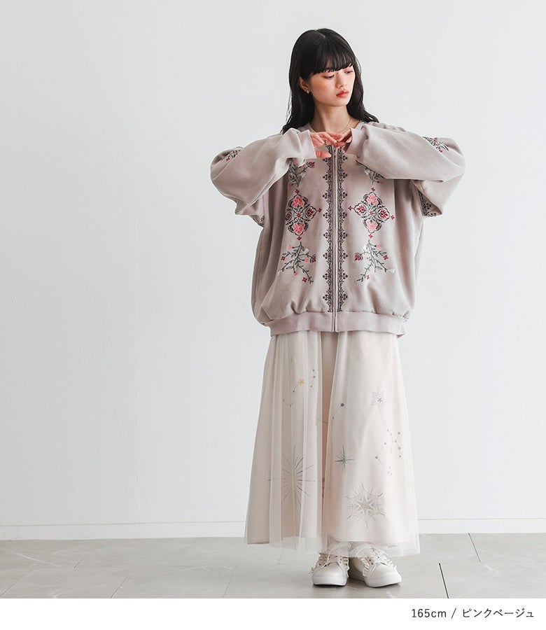 ピンクベージュのフェイクスエードブルゾン。あたたかみのあるくすみカラーと贅沢な刺繍あしらいが、シアーなチュールスカートに寄り添い優げなレトロフェミニンスタイルを叶えます。